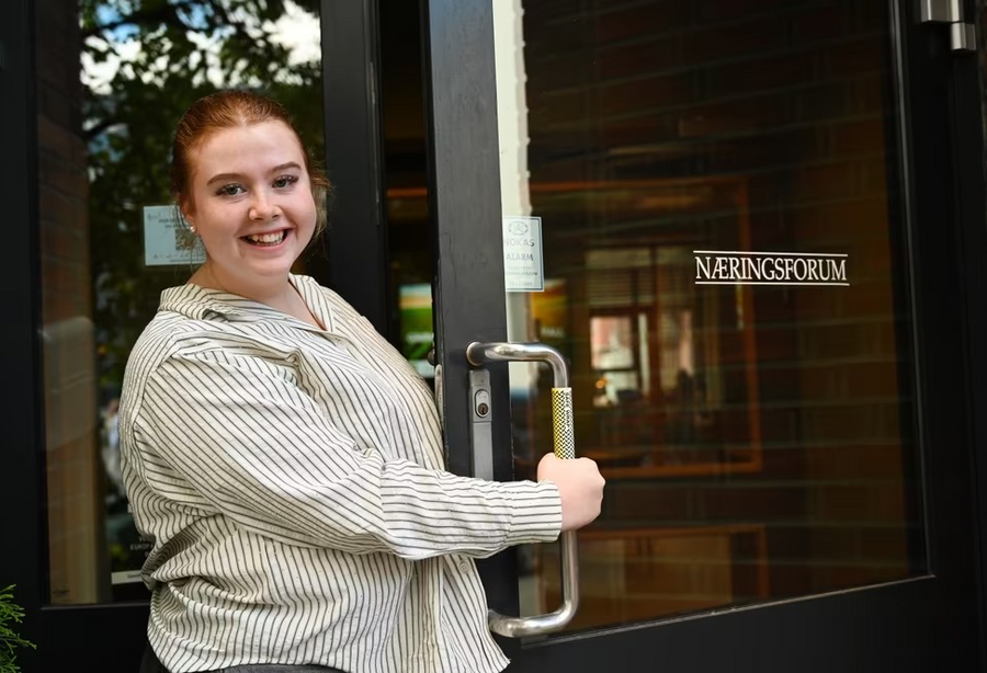 Bladet: Ovedie (18) har gitt råd til toppo­liti­kere - nå har hun fått jobb i hjembyen